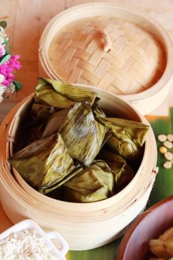 Dolma hamur piramit tatlı lezzetli (Kanom Tien var)