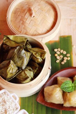 Dolma hamur piramit tatlı lezzetli (Kanom Tien var)