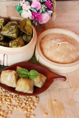 Dolma hamur piramit tatlı lezzetli (Kanom Tien var)