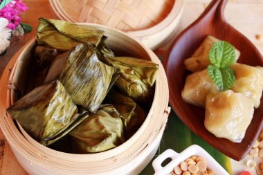 Dolma hamur piramit tatlı lezzetli (Kanom Tien var)