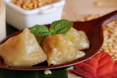 Dolma hamur piramit tatlı lezzetli (Kanom Tien var)