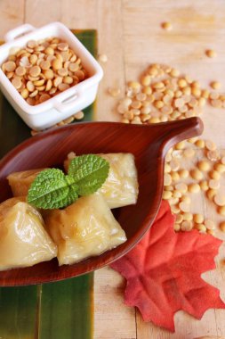 Dolma hamur piramit tatlı lezzetli (Kanom Tien var)