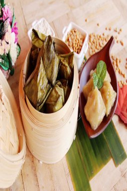 Dolma hamur piramit tatlı lezzetli (Kanom Tien var)