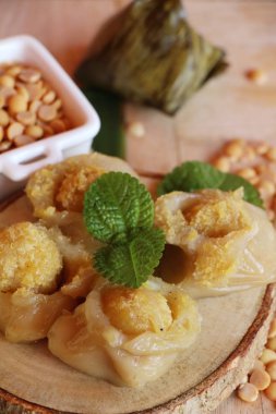 Dolma hamur piramit tatlı lezzetli (Kanom Tien var)