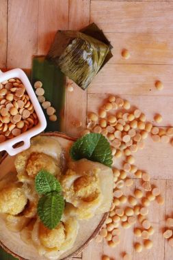 Dolma hamur piramit tatlı lezzetli (Kanom Tien var)