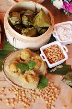 Dolma hamur piramit tatlı lezzetli (Kanom Tien var)