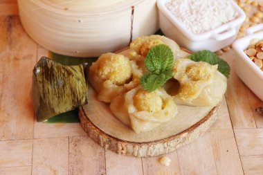 Dolma hamur piramit tatlı lezzetli (Kanom Tien var)