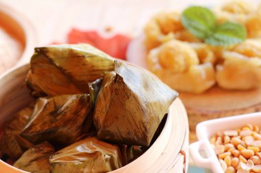 Dolma hamur piramit tatlı lezzetli (Kanom Tien var)