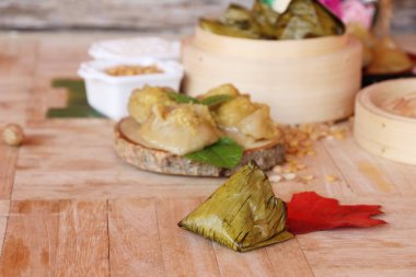 Dolma hamur piramit tatlı lezzetli (Kanom Tien var)