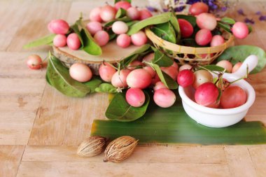 Karonda meyve ahşap arka plan üzerinde lezzetlidir