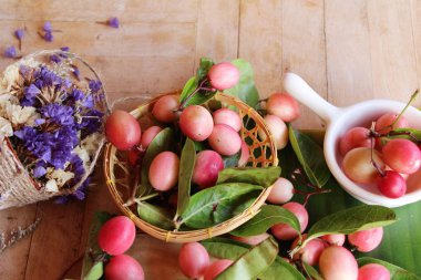 Karonda meyve ahşap arka plan üzerinde lezzetlidir