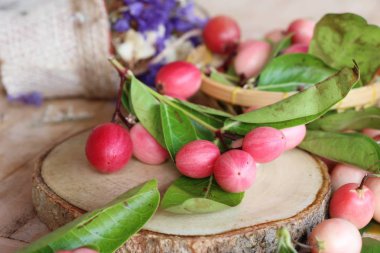 Karonda meyve ahşap arka plan üzerinde lezzetlidir