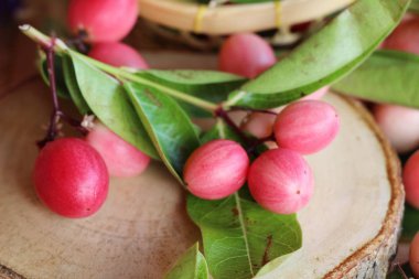 Karonda meyve ahşap arka plan üzerinde lezzetlidir
