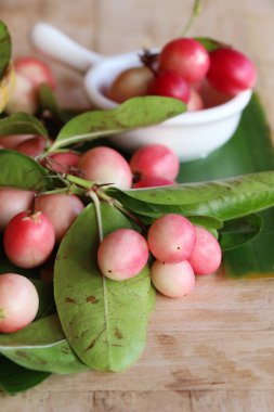 Karonda meyve ahşap arka plan üzerinde lezzetlidir