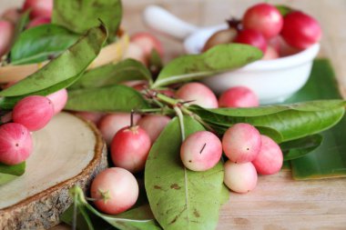 Karonda meyve ahşap arka plan üzerinde lezzetlidir