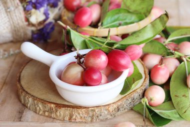 Karonda meyve ahşap arka plan üzerinde lezzetlidir