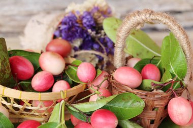 Karonda meyve ahşap arka plan üzerinde lezzetlidir