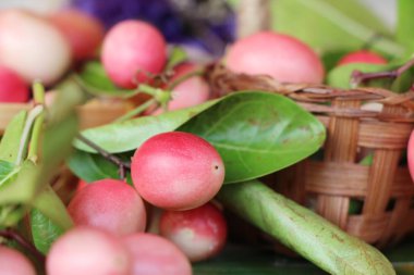 Karonda meyve ahşap arka plan üzerinde lezzetlidir