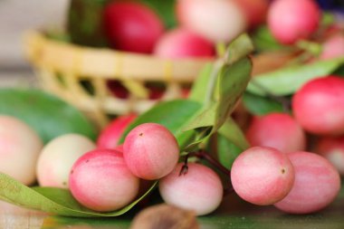 Karonda meyve ahşap arka plan üzerinde lezzetlidir