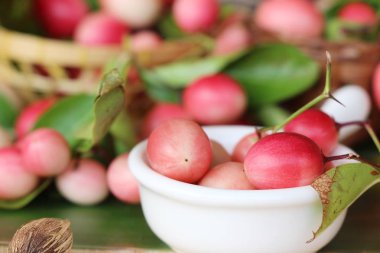 Karonda meyve ahşap arka plan üzerinde lezzetlidir