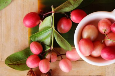 Karonda meyve ahşap arka plan üzerinde lezzetlidir