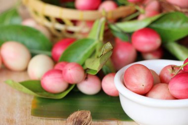 Karonda meyve ahşap arka plan üzerinde lezzetlidir