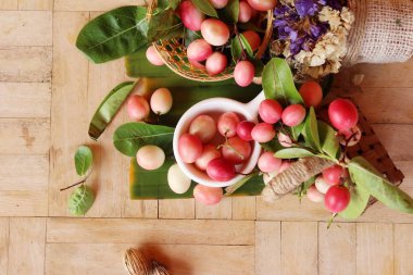 Karonda meyve ahşap arka plan üzerinde lezzetlidir