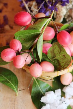 Karonda meyve ahşap arka plan üzerinde lezzetlidir