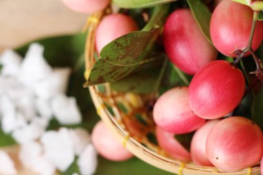 Karonda meyve ahşap arka plan üzerinde lezzetlidir