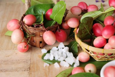 Karonda meyve ahşap arka plan üzerinde lezzetlidir