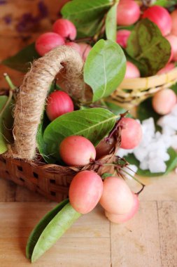 Karonda meyve ahşap arka plan üzerinde lezzetlidir