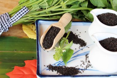 Sağlık ve fesleğen yaprakları için ham fesleğen tohumu