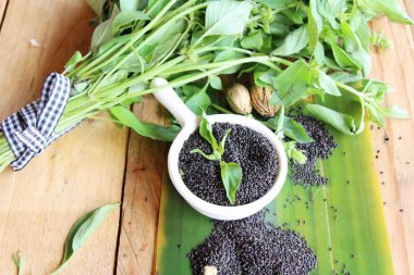 Sağlık ve fesleğen yaprakları için ham fesleğen tohumu