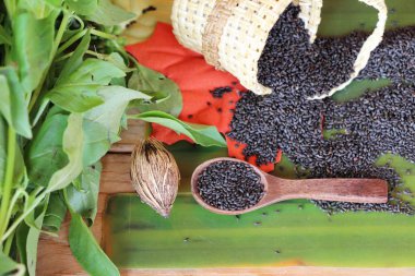 Sağlık ve fesleğen yaprakları için ham fesleğen tohumu