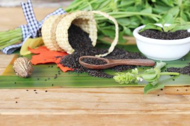 Sağlık ve fesleğen yaprakları için ham fesleğen tohumu