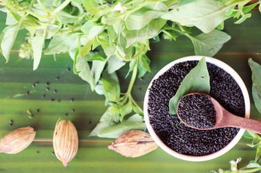 Sağlık ve fesleğen yaprakları için ham fesleğen tohumu