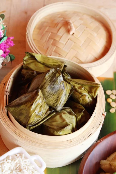 Dolma hamur piramit tatlı lezzetli (Kanom Tien var)