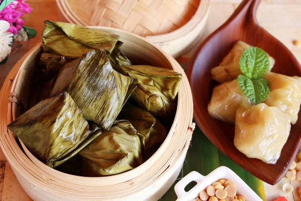 Dolma hamur piramit tatlı lezzetli (Kanom Tien var)