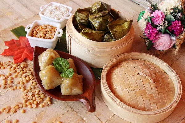 Dolma hamur piramit tatlı lezzetli (Kanom Tien var)