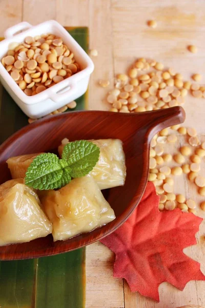 Dolma hamur piramit tatlı lezzetli (Kanom Tien var)