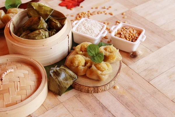 Dolma hamur piramit tatlı lezzetli (Kanom Tien var)