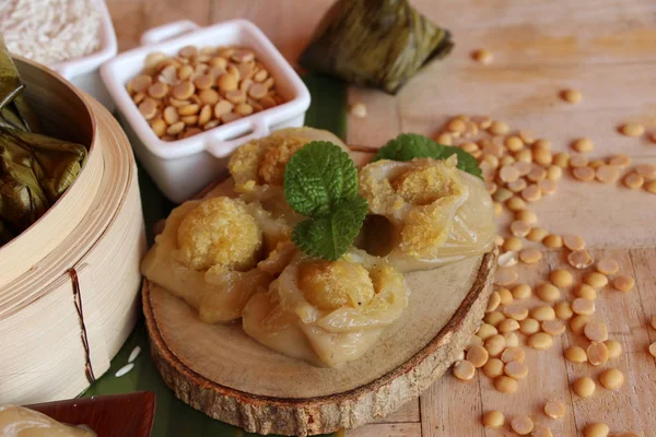 Dolma hamur piramit tatlı lezzetli (Kanom Tien var)