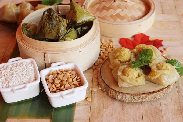 Dolma hamur piramit tatlı lezzetli (Kanom Tien var)