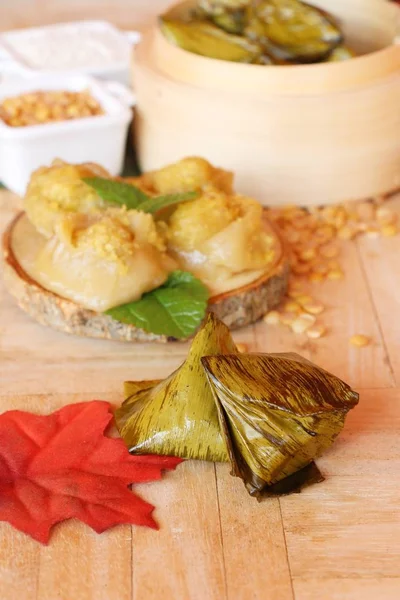 Dolma hamur piramit tatlı lezzetli (Kanom Tien var)