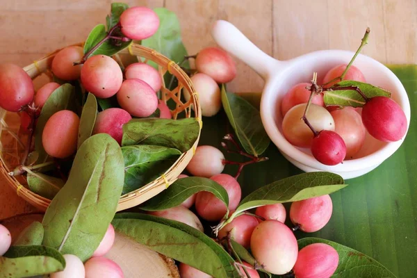 Karonda meyve ahşap arka plan üzerinde lezzetlidir