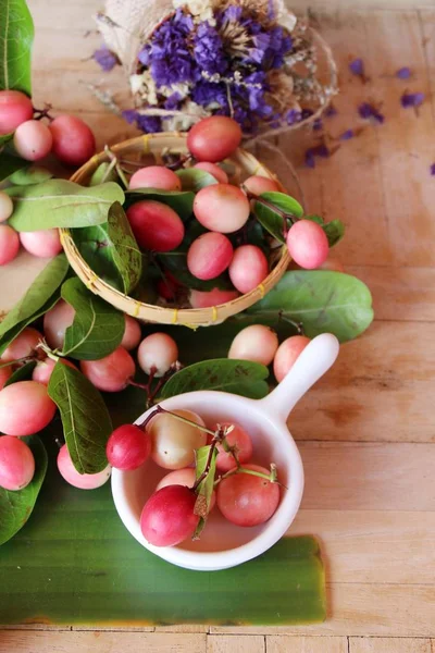 Karonda meyve ahşap arka plan üzerinde lezzetlidir