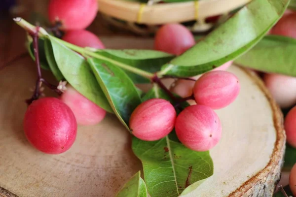 Karonda meyve ahşap arka plan üzerinde lezzetlidir