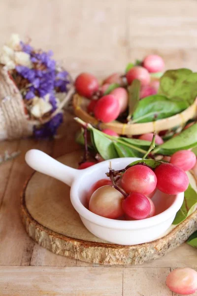 Karonda meyve ahşap arka plan üzerinde lezzetlidir