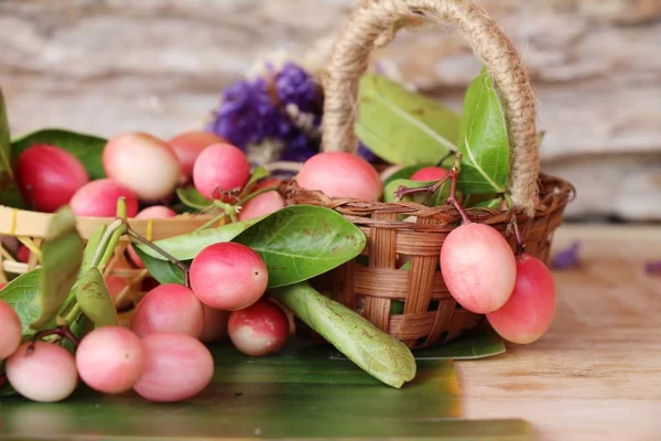 Karonda meyve ahşap arka plan üzerinde lezzetlidir