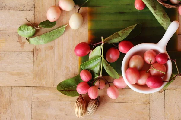 Karonda meyve ahşap arka plan üzerinde lezzetlidir